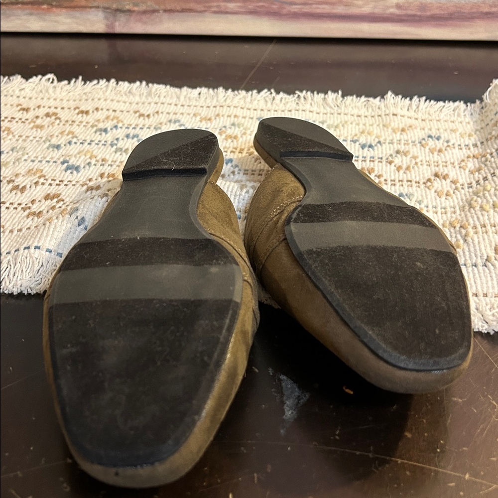 New Directions olive green Suede Footwear with Gold Logo size 8.5 - Picture 7 of 7